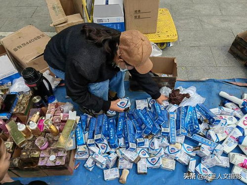 一地?cái)傎u被燒過的日用品挺火,難道是一種新的營(yíng)銷方式 值得佩服